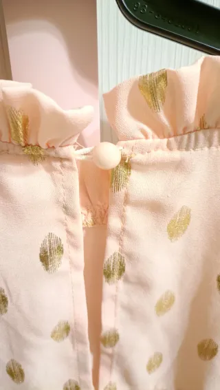 Blusa rosa con topos dorados