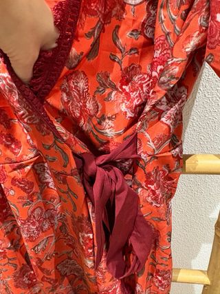 Vestido midi estampado floral con lazo