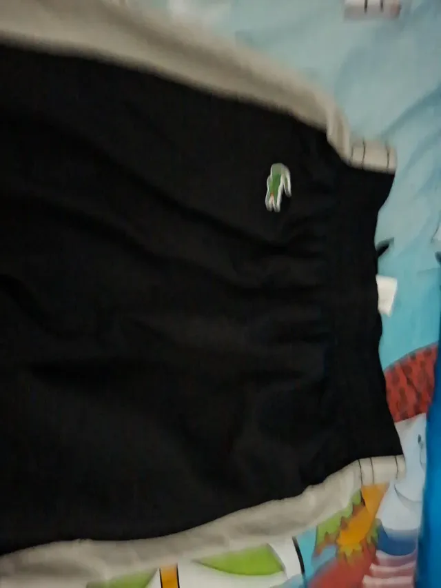 Conjunto deportivo Lacoste negro y beige