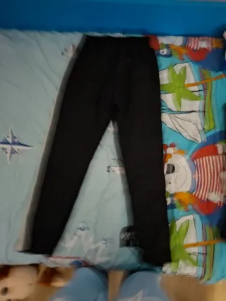 Conjunto deportivo Lacoste negro y beige