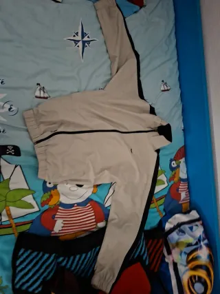 Conjunto deportivo Lacoste negro y beige