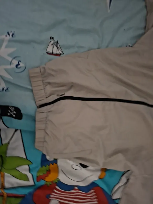 Conjunto deportivo Lacoste negro y beige