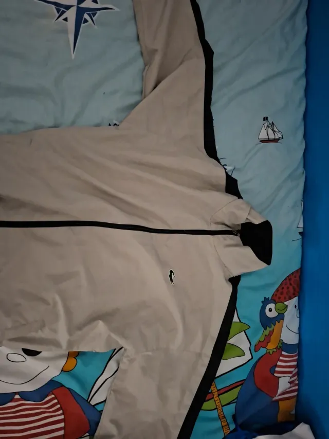 Conjunto deportivo Lacoste negro y beige