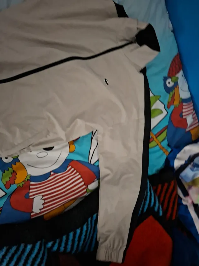 Conjunto deportivo Lacoste negro y beige