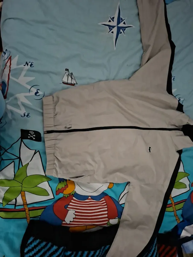 Conjunto deportivo Lacoste negro y beige