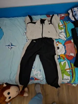 Conjunto deportivo Lacoste negro y beige