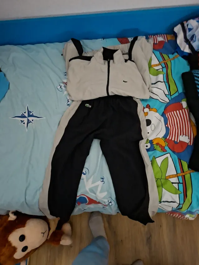 Conjunto deportivo Lacoste negro y beige