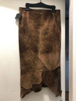 Gonna in pelle marrone asimmetrica con rouches