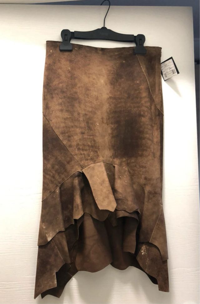 Gonna in pelle marrone asimmetrica con rouches