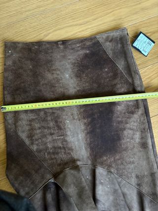 Gonna in pelle marrone asimmetrica con rouches