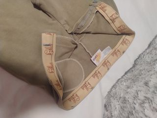 Casco y pantalón hípica beige