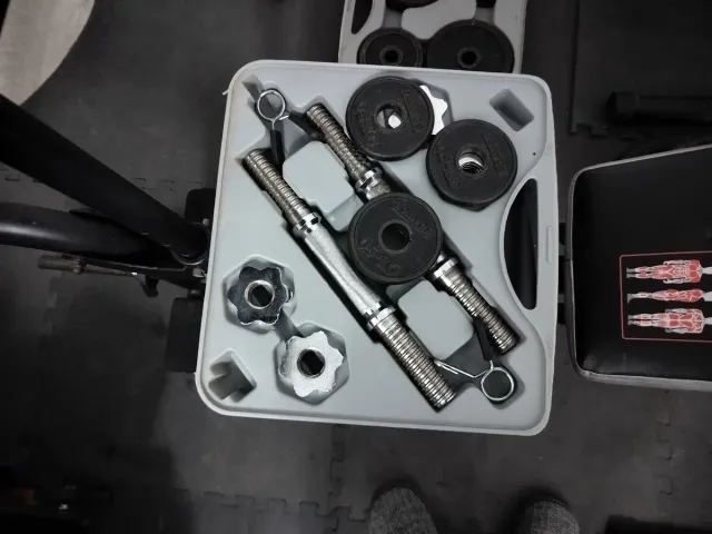 Banco de pesas + discos y mancuernas