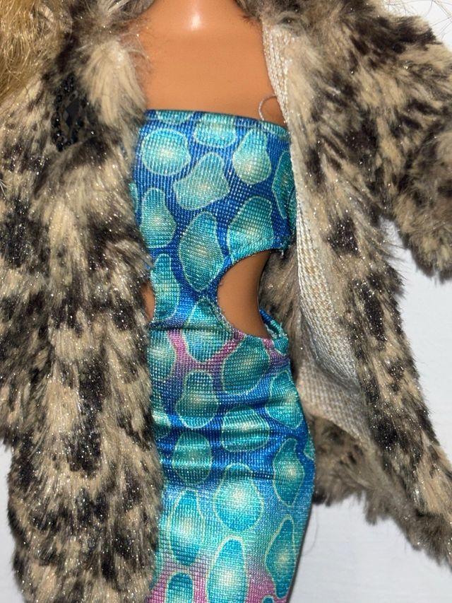 Muñeca Barbie articulable con vestido y abrigo