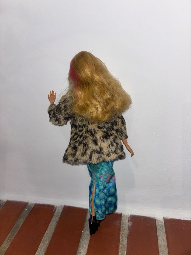 Muñeca Barbie articulable con vestido y abrigo