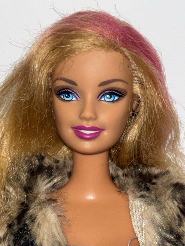 Muñeca Barbie articulable con vestido y abrigo