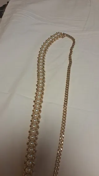 Cinturón dorado con perlas