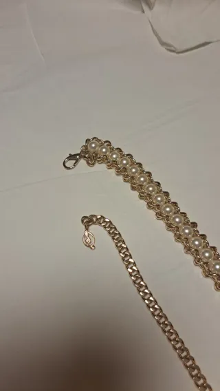 Cinturón dorado con perlas