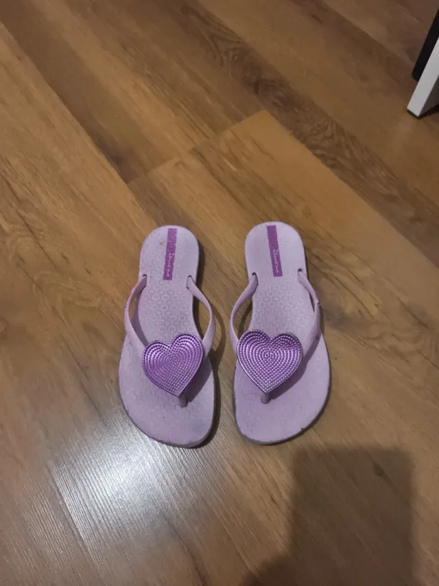 Chanclas Ipanema niña corazón morado. 29-30