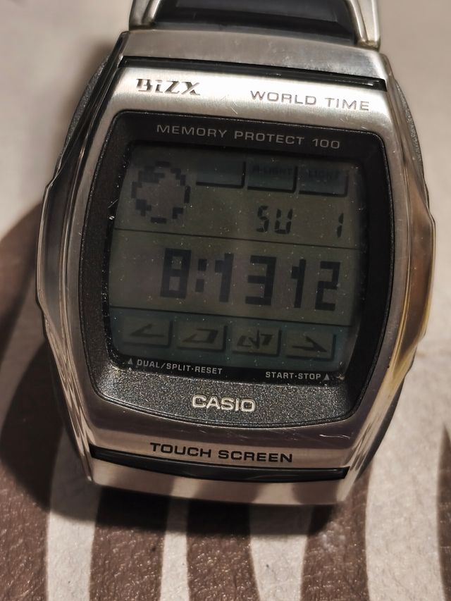 Orologio Casio BIZX World Time con schermo touch vintage