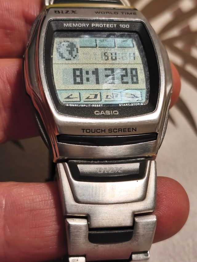 Orologio Casio BIZX World Time con schermo touch vintage