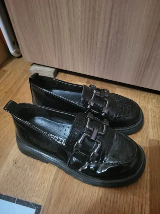 Mocasines niña charol hebilla T.29