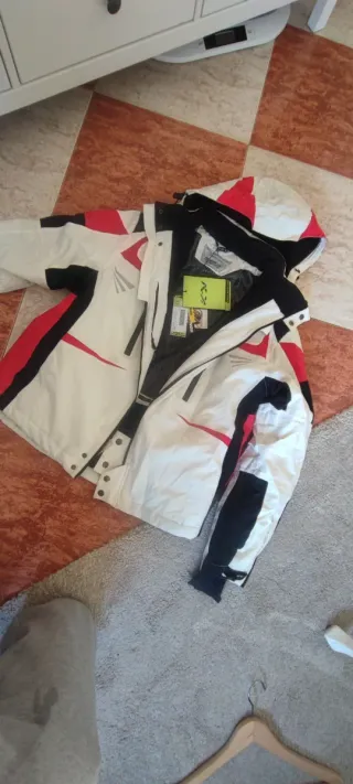 Chaqueta de esquí blanca y roja
