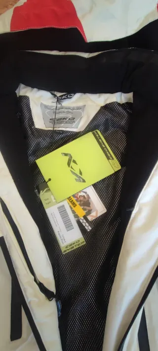 Chaqueta de esquí blanca y roja