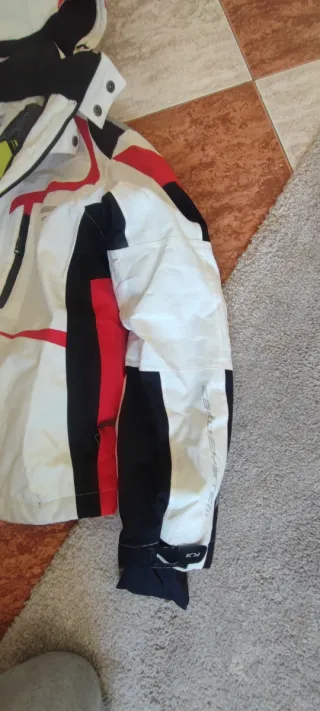 Chaqueta de esquí blanca y roja