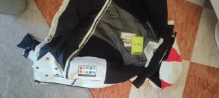 Chaqueta de esquí blanca y roja