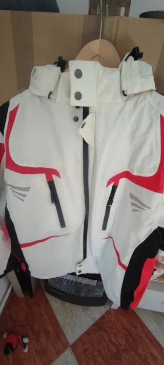Chaqueta de esquí blanca y roja
