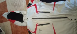 Chaqueta de esquí blanca y roja