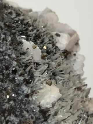 Drusa de quartzo com pirite e manganocalcite