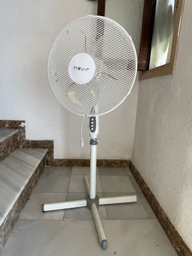 Ventilador de pie Nevir blanco