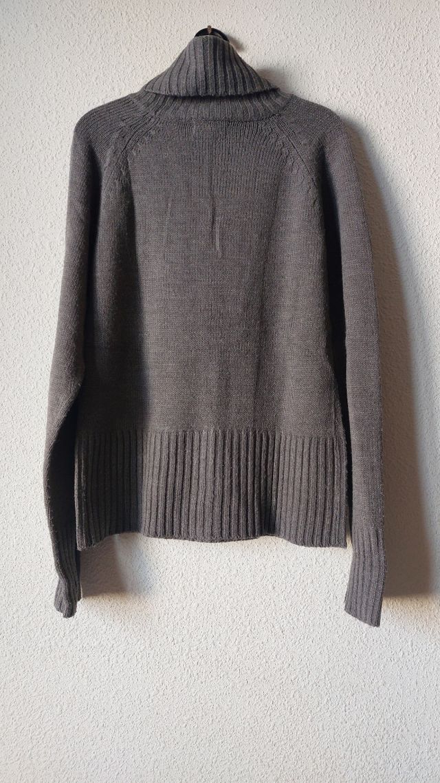 Jersey gris de cuello alto