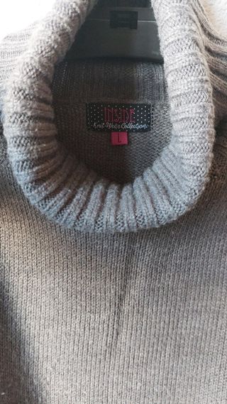 Jersey gris de cuello alto