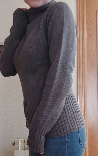 Jersey gris de cuello alto