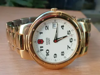 Reloj Victorinox Swiss Army Cuarzo Dorado