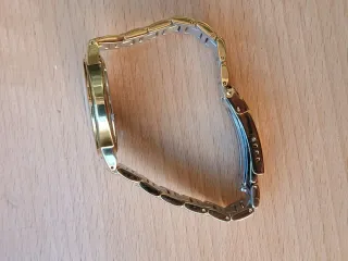 Reloj Victorinox Swiss Army Cuarzo Dorado