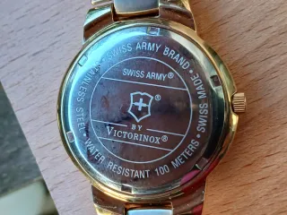 Reloj Victorinox Swiss Army Cuarzo Dorado