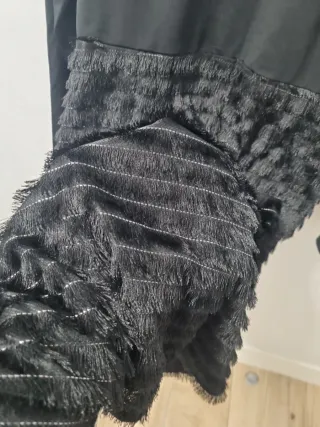 Vestido fiesta negro con flecos