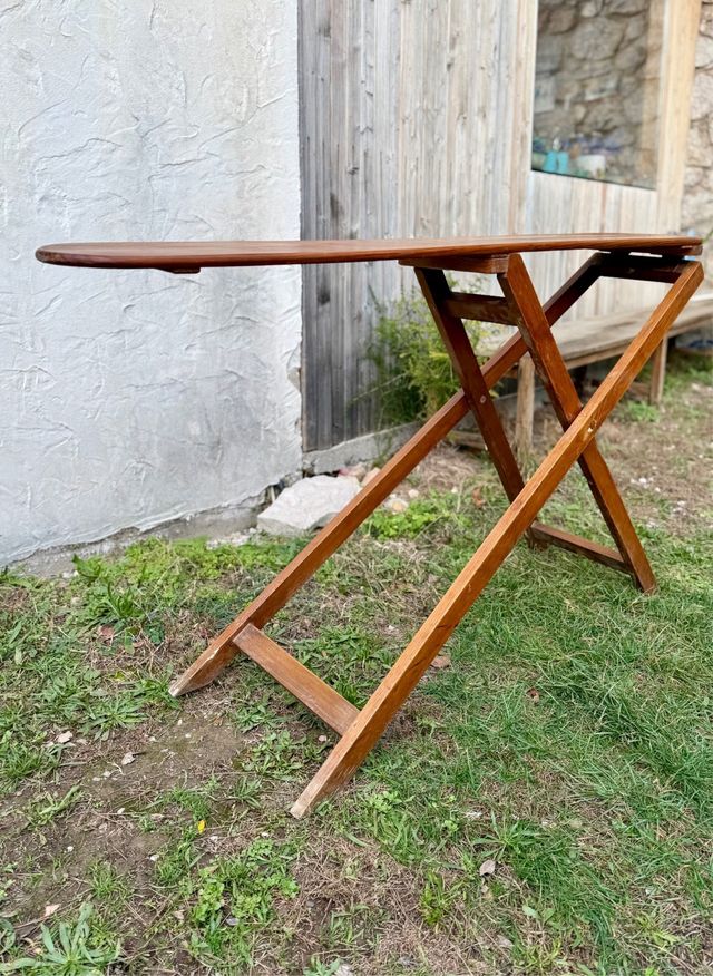 Antica tavola da stiro in legno di pino