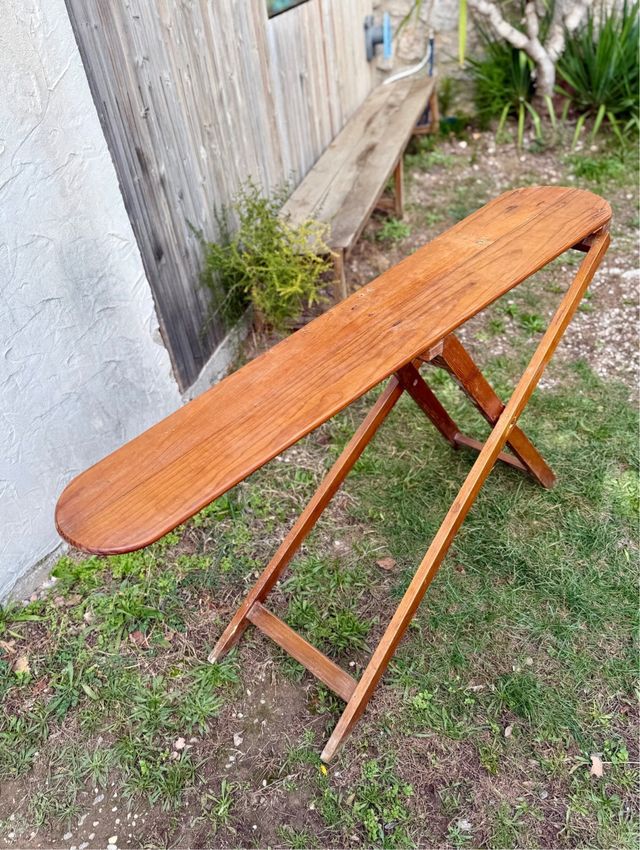 Antica tavola da stiro in legno di pino