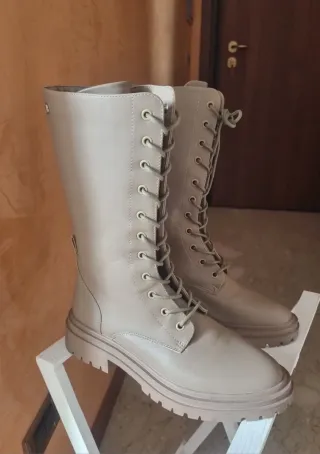 Stivali donna XTI beige allacciati