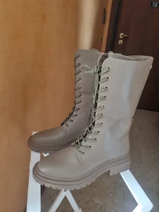 Stivali donna XTI beige allacciati