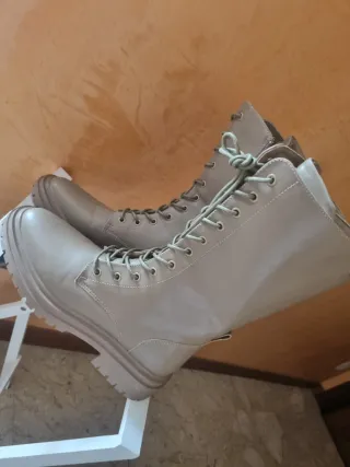 Stivali donna XTI beige allacciati