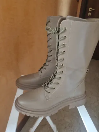 Stivali donna XTI beige allacciati