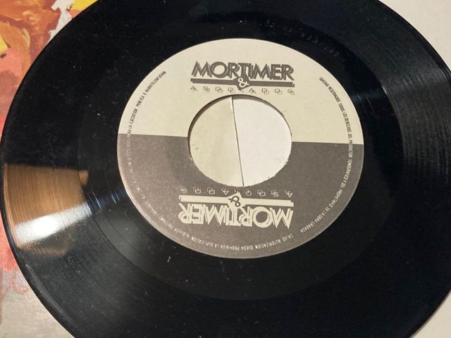 SINGOLO 45 RPM ►Pernil Latino – Un Año Viejo Se Va.