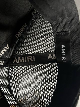 Gorra Amiri Negra con Bordado Multicolor