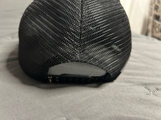 Gorra Amiri Negra con Bordado Multicolor