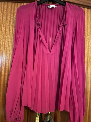 Blusa Zara manga larga plisada rosa